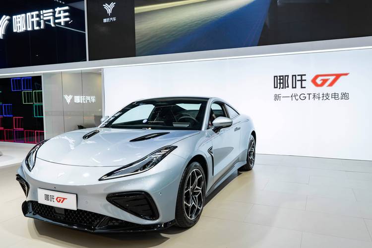 深圳137哪吒汽车在智能汽车领域的表现，领途汽车在新能源汽车市场中的影响力